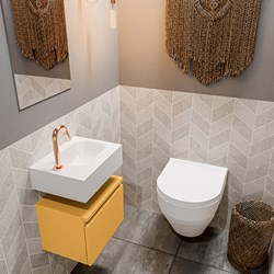 ANDOR 40cm toiletmeubel ocher. LEX 40cm wastafel talc positie rechts. Met 1 kraangat