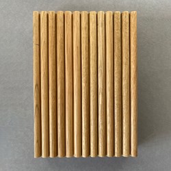 Échantillon de couleur Oak pour les meubles de salle de bains.
