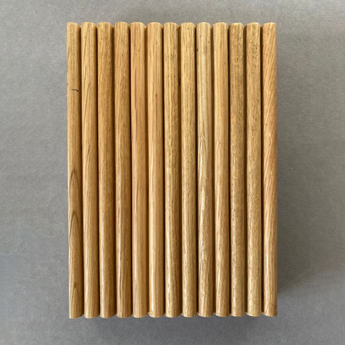 Musterfarbe Oak für Badezimmermöbel.