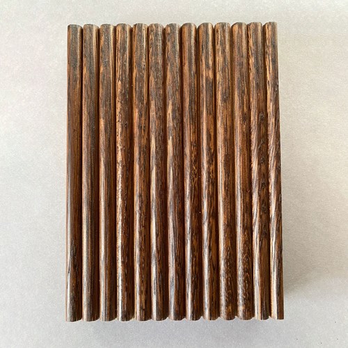 Échantillon de couleur Walnut pour les meubles de salle de bains.