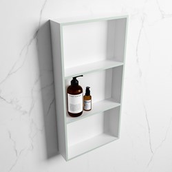 EASY Niche Murale 59,5x29,5cm solid surface couleur Greey / Talc. 3 compartiments adapté pour une installation encastrée ou en saillie.