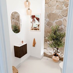 JOYA 40cm toiletmeubel kleur Walnut. Wastafel FAYE positie Links 1 kraangat kleur Talc.