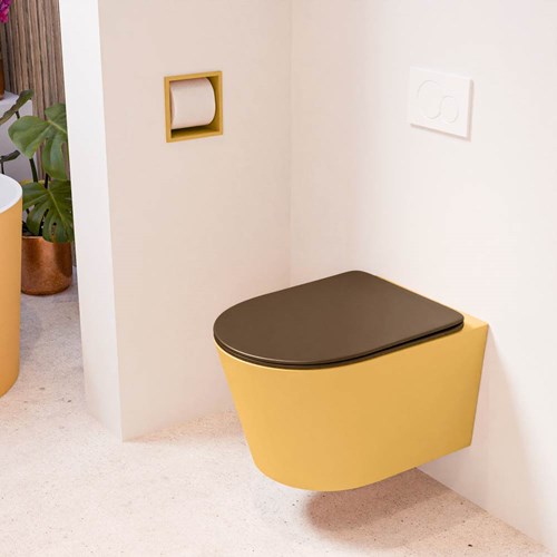 LAVIE hangend toilet single fire rimless diepspoel Ocher. Toiletzitting met quick-release & softclose Rust.