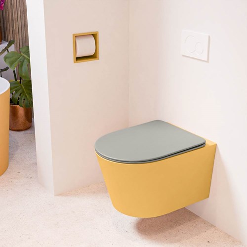 LAVIE hangend toilet single fire rimless diepspoel Ocher. Toiletzitting met quick-release & softclose Smoke.